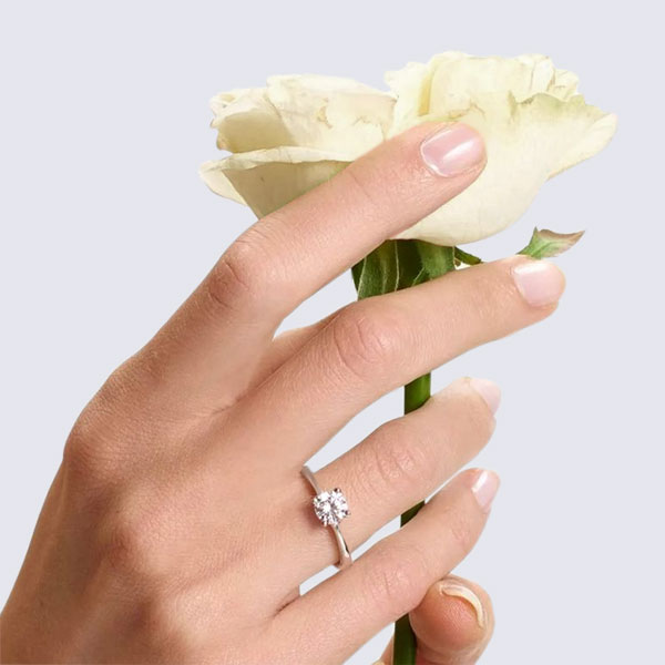 Raffinato Anello Solitario